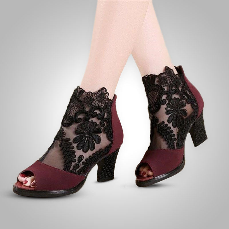 Bordeauxfarbene Damen High Heels mit schwarzer Spitze, offener Zehenpartie, elegantes Design.