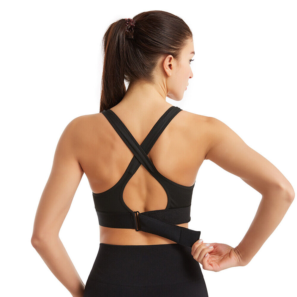 Frau in schwarzem Sport-BH mit Kreuzträgern, Rückansicht, Fitnessbekleidung, elastisch, bequem.