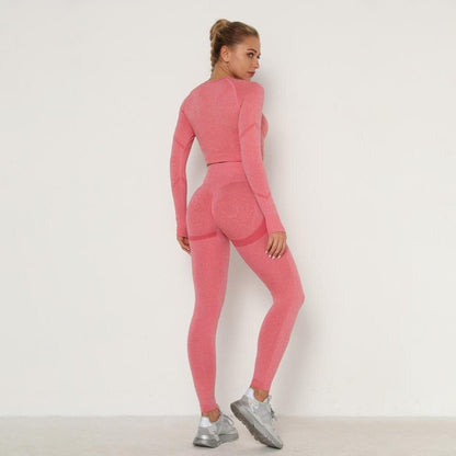Frau in rosa nahtlosem Sportanzug, Langarm, Leggings, Fitnessmode, Rückansicht.