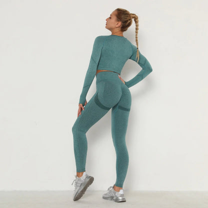 Frau in türkisfarbenem nahtlosem Sport-Set, Langarm-Top und Leggings, Fitnessmode.