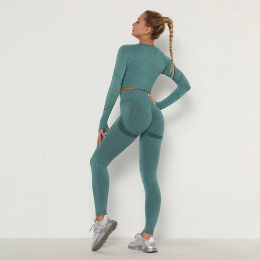 Frau in türkisfarbenem nahtlosem Sport-Set, Langarm-Top und Leggings, Fitnessmode.