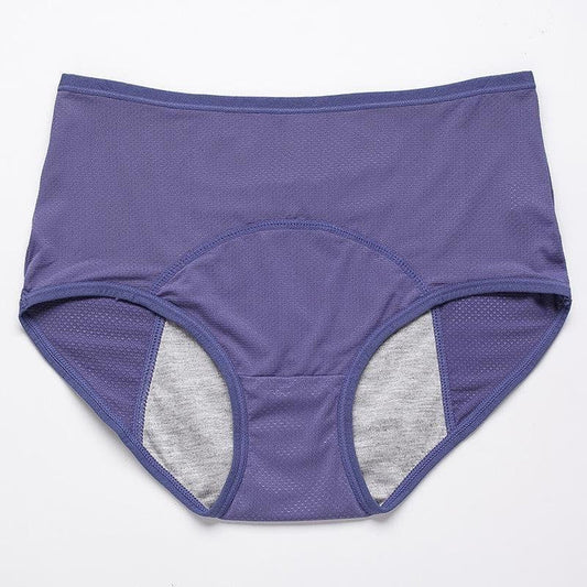 Lila Damenunterhose, atmungsaktiv, nahtlos, aus Baumwolle, auf weißem Hintergrund.