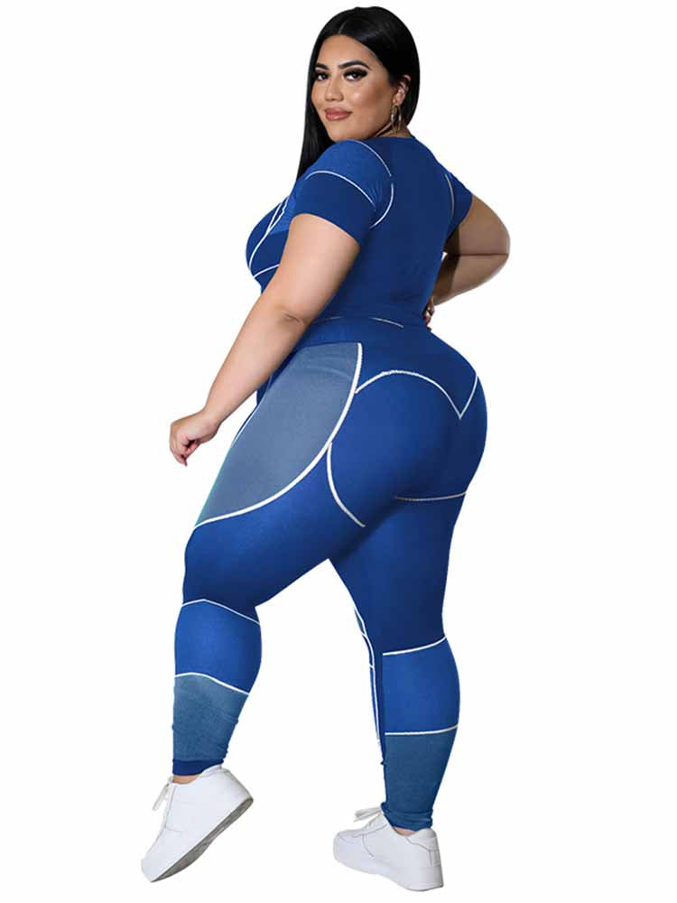 Frau in blauem Sportanzug, Plus-Size, mit weißen Nähten, von hinten, weiße Sneaker.