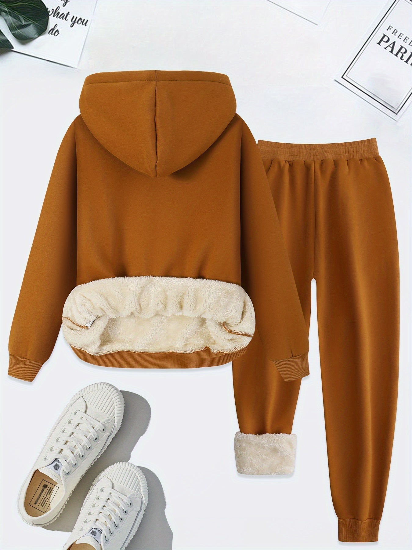 Brauner Kapuzenpullover und Jogginghose Set mit weißen Sneakers, Fleece-Futter, gemütlich.
