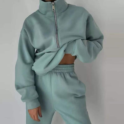 Damen-Sportanzug, hellgrün, Reißverschluss, langärmelig, Freizeitmode, bequem, stylisch.