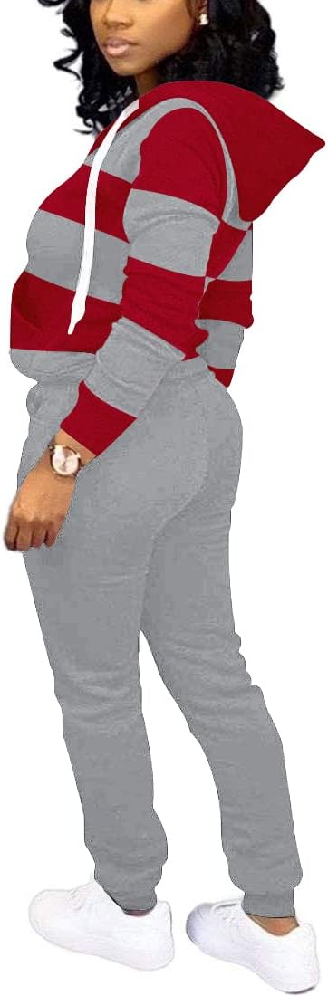 Frau in rot-grauem gestreiftem Hoodie-Set, Freizeitanzug, weiße Sneaker, modisch, bequem.