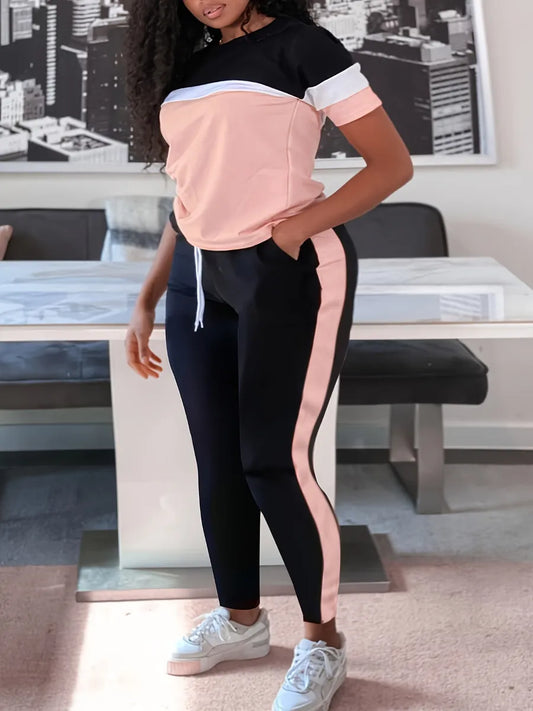 Frau in schwarz-rosa Sportanzug, weißem Streifen, Sneakers, modernes Wohnzimmer.