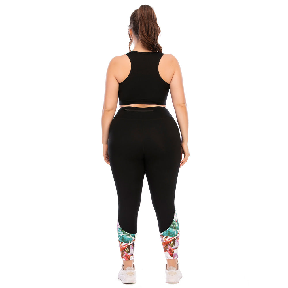 Frau in schwarzem Sport-BH und Leggings mit buntem Muster, Rückansicht, Fitnessmode.
