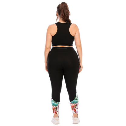 Frau in schwarzem Sport-BH und Leggings mit buntem Muster, Rückansicht, Fitnessmode.