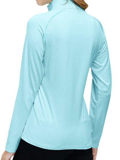 Frau in hellblauem Langarmshirt, Sportbekleidung, atmungsaktiv, Freizeitmode.