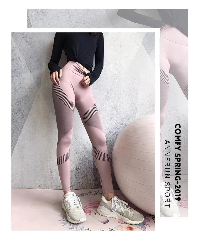 Frau in rosa Sportleggings und schwarzem Oberteil, neben Gymnastikball, moderne Fitnessmode.