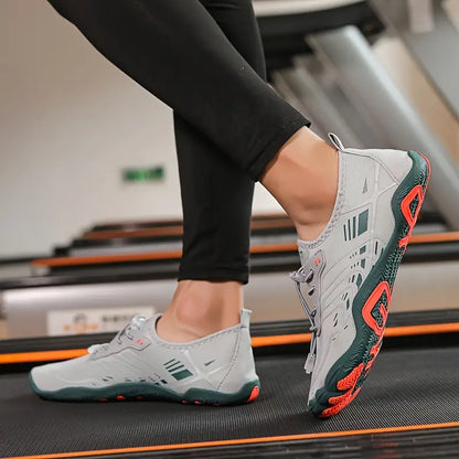Graue Sportschuhe für Damen auf Laufband, rutschfest, atmungsaktiv, ideal für Fitness.