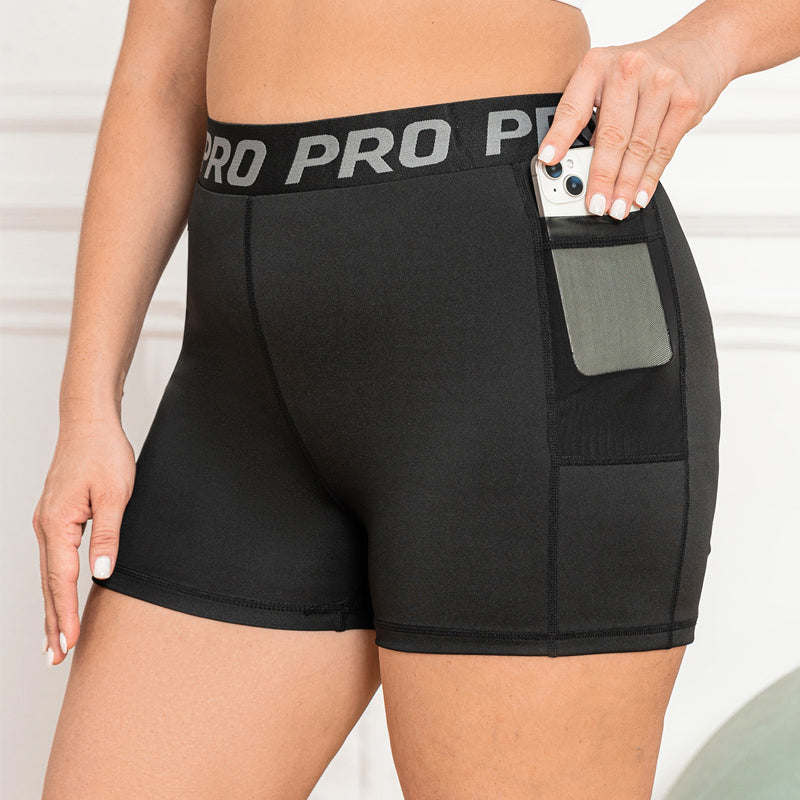 Frau in schwarzen Sportshorts mit Handytasche, elastisch, bequem, ideal für Fitness und Laufen.