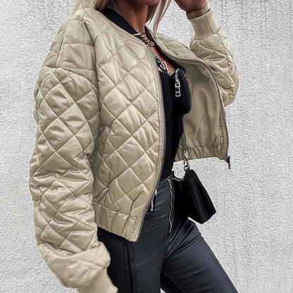 Beige gesteppte Damenjacke, Reißverschluss, modisch, Herbst, Streetwear, elegant.