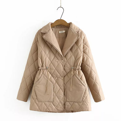 Beige gesteppte Damenjacke mit Kordelzug, eleganter Herbstmantel, modische Oberbekleidung.