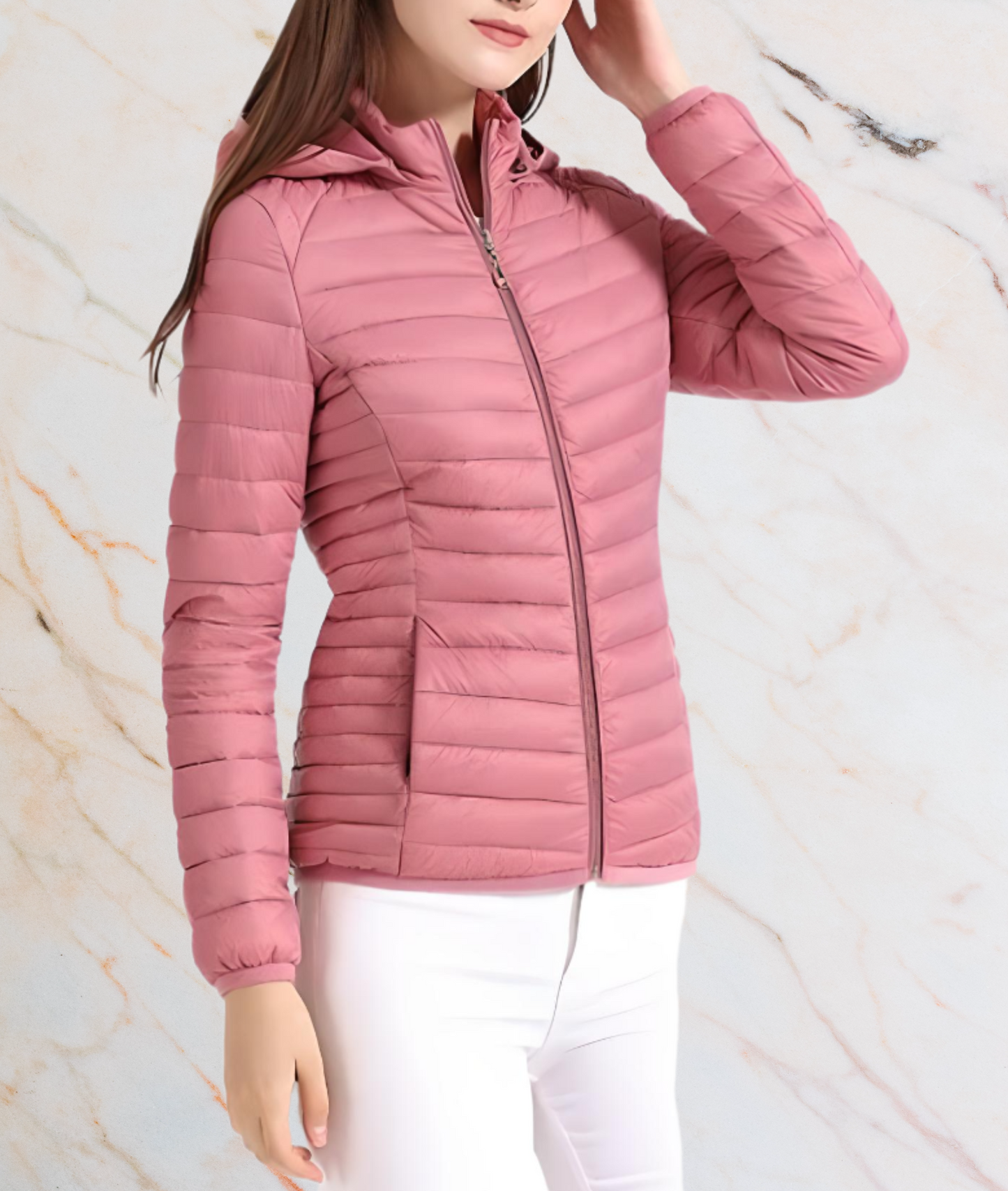 Frau in rosa Steppjacke mit Kapuze, Reißverschluss, modisch, warm, Herbstmode, Damenbekleidung.