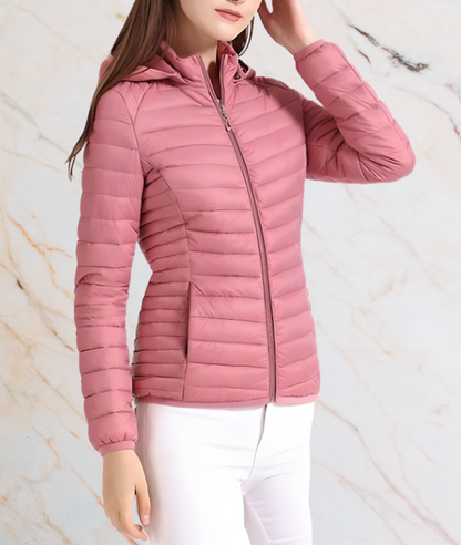 Frau in rosa Steppjacke mit Kapuze, Reißverschluss, modisch, warm, Herbstmode, Damenbekleidung.
