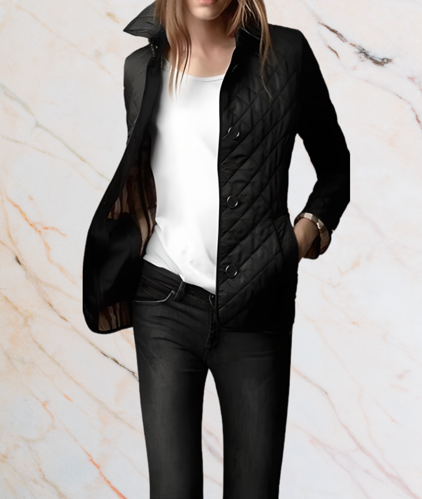 Schwarze gesteppte Damenjacke, elegant, Herbstmode, mit Knöpfen, auf Marmorhintergrund.