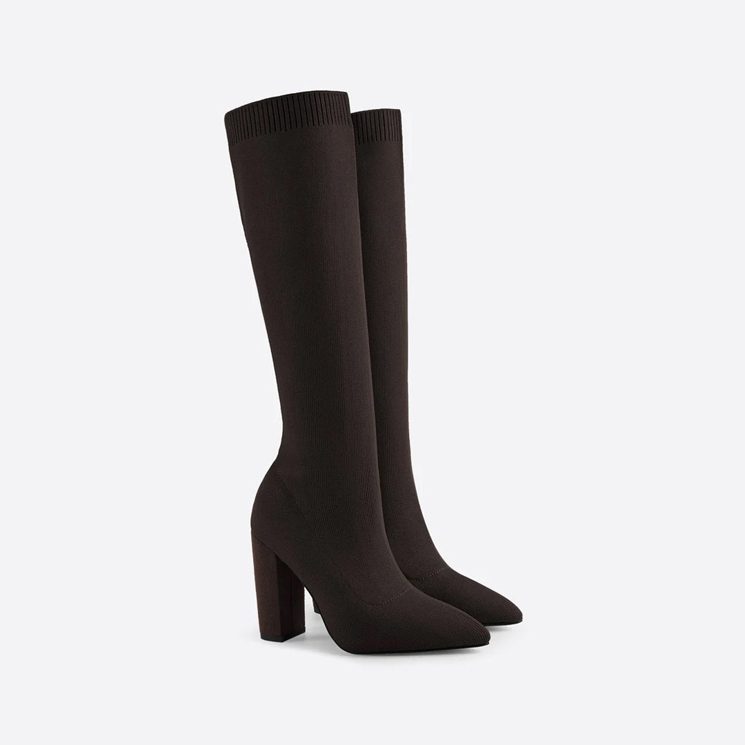 Braune Damenstiefel, kniehoch, Blockabsatz, elegantes Design, Herbstmode, Strickmaterial.