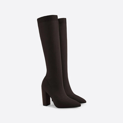 Braune Damenstiefel, kniehoch, Blockabsatz, elegantes Design, Herbstmode, Strickmaterial.