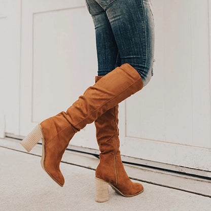 Damen Stiefel aus Wildleder, kniehoch, braun, mit Blockabsatz, modisch, Herbstmode.
