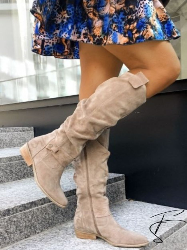 Damen Overknee-Stiefel aus Wildleder in Beige, modisch, bequem, ideal für Herbstmode.