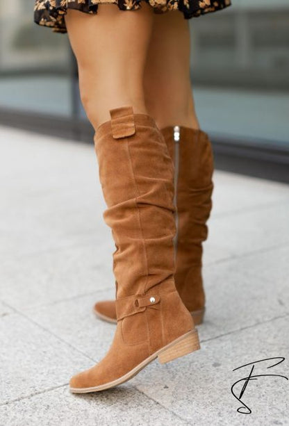 Damen Stiefel aus braunem Wildleder, kniehoch, mit flachem Absatz, modisch und elegant.