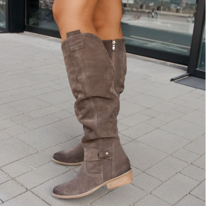Damen Stiefel aus braunem Wildleder, kniehoch, mit flachem Absatz, modisch und bequem.