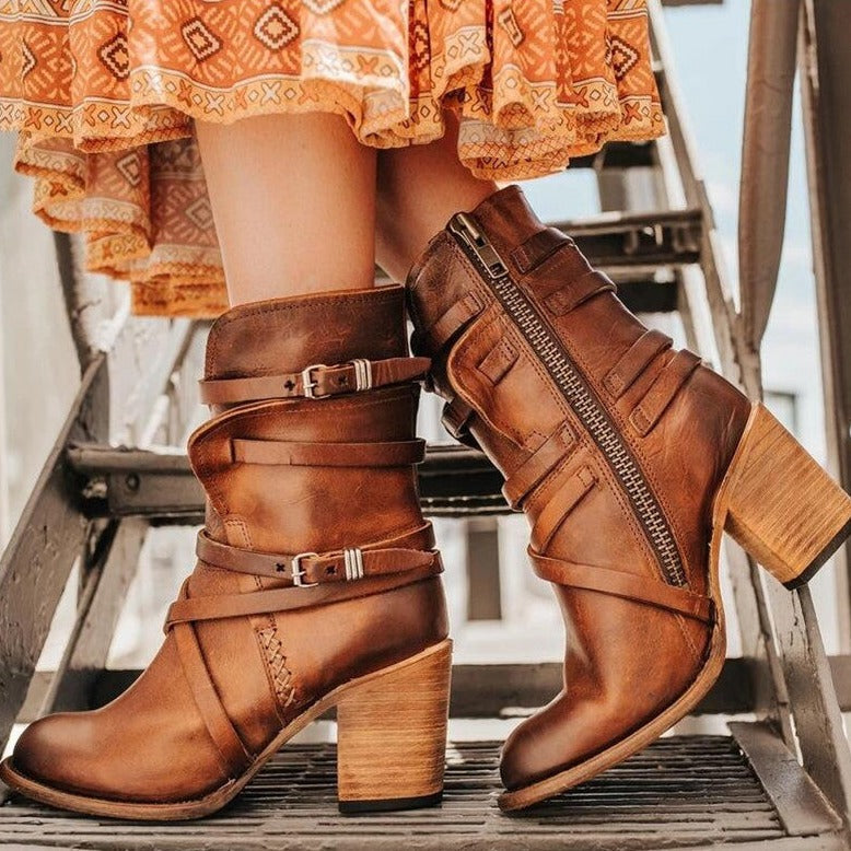 Damenstiefel aus braunem Leder mit Absatz, Reißverschluss und Schnallen, modisch, robust.