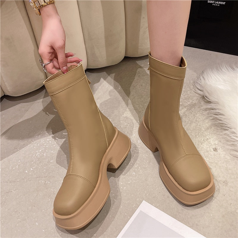 Beige Damenstiefel mit Plateauabsatz, modisch, aus Leder, ideal für Herbstmode.