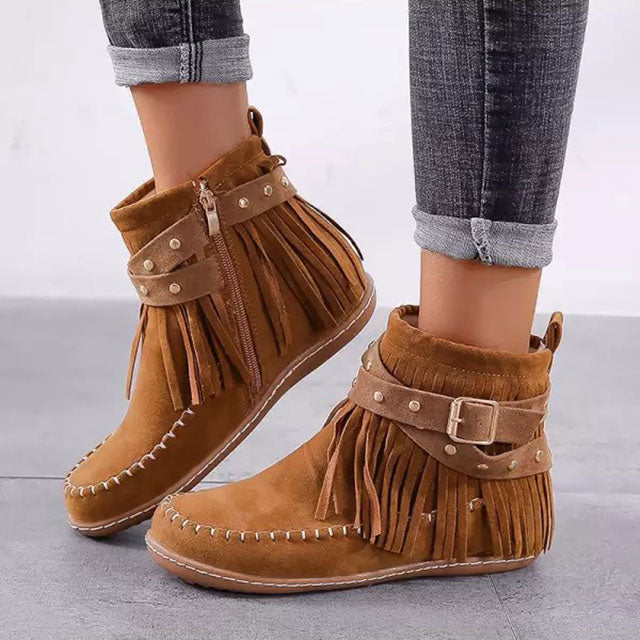 Braune Wildleder-Stiefeletten mit Fransen und Nieten, Damenmode, Herbstschuhe, bequem.