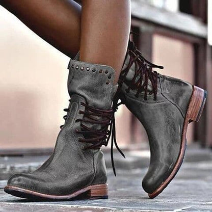 Elegante Damen-Lederstiefel, grau, mit Schnürung und Nieten, modisch und robust.
