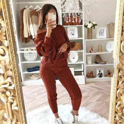 Frau in rotem Strickpullover und Jogginghose, Spiegel-Selfie, Mode, gemütliches Outfit.