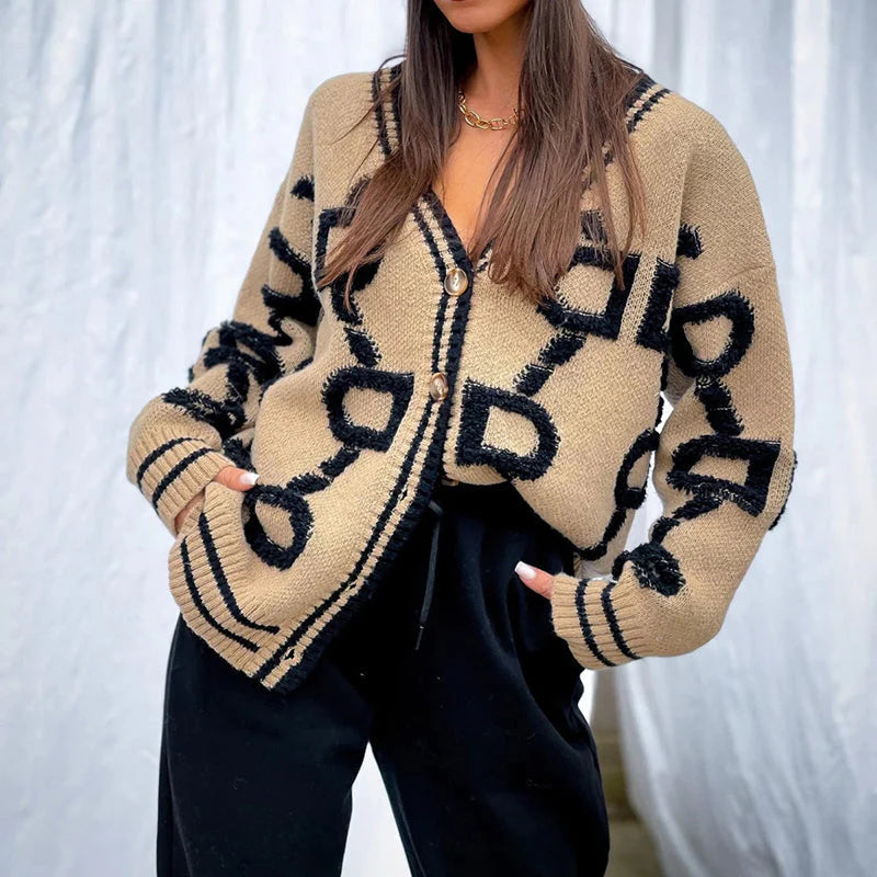 Damen Strickjacke beige mit schwarzem Muster, Herbstmode, stilvoll und warm.