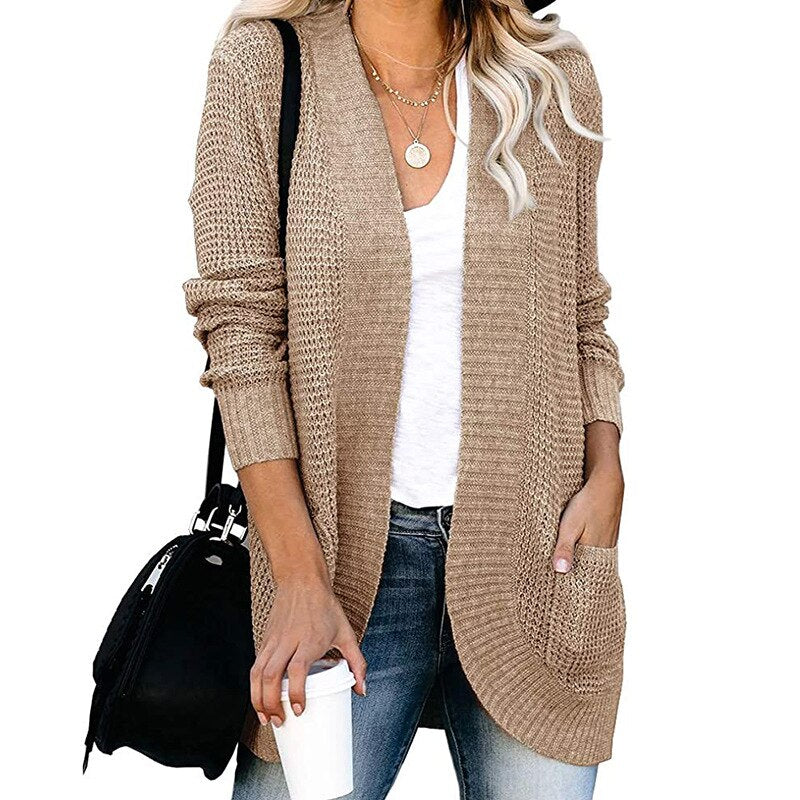Damen Strickjacke beige, lässig, offener Schnitt, Herbstmode, gemütlich, modisch, Alltagskleidung.