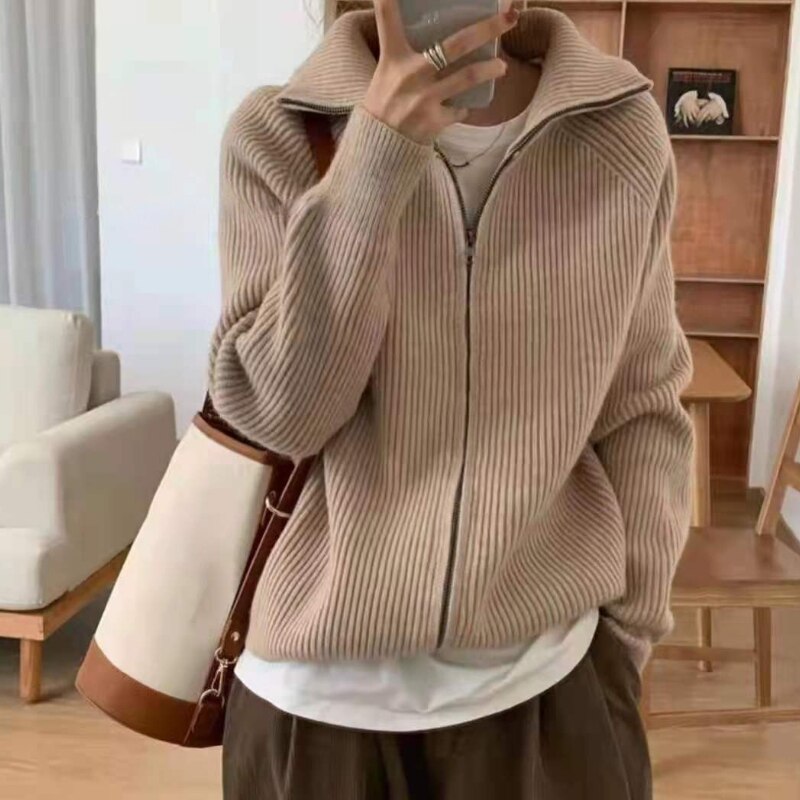 Damen Strickjacke beige, Reißverschluss, gerippt, lässig, Herbstmode, gemütlich, warm.