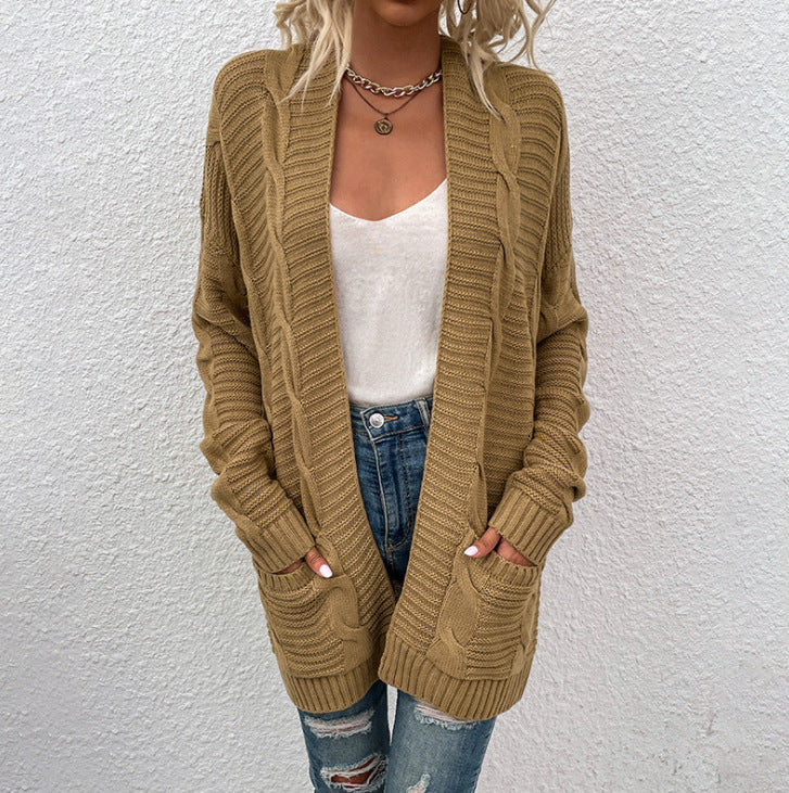 Frau in beige Strickjacke, weiße Bluse, zerrissene Jeans, lässiger Herbstlook, Mode.