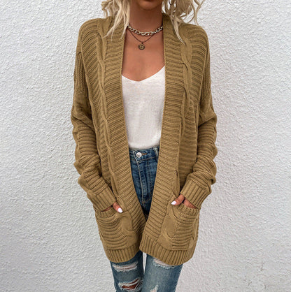 Frau in beige Strickjacke, weiße Bluse, zerrissene Jeans, lässiger Herbstlook, Mode.
