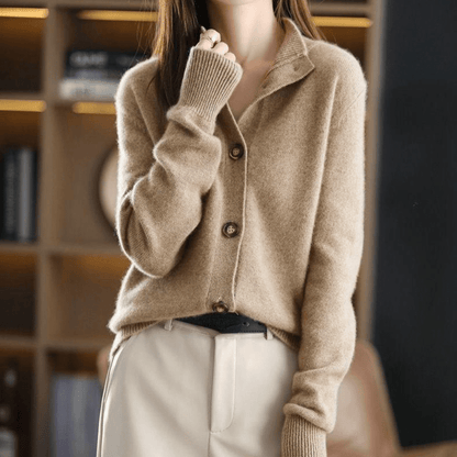 Frau trägt beige Strickjacke mit Knöpfen, eleganter Look, Herbstmode, gemütlich, stilvoll.