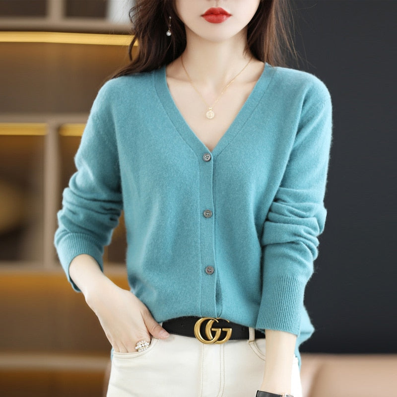 Frau in blauem V-Ausschnitt-Cardigan aus Kaschmir, modisch, elegant, Damenmode.