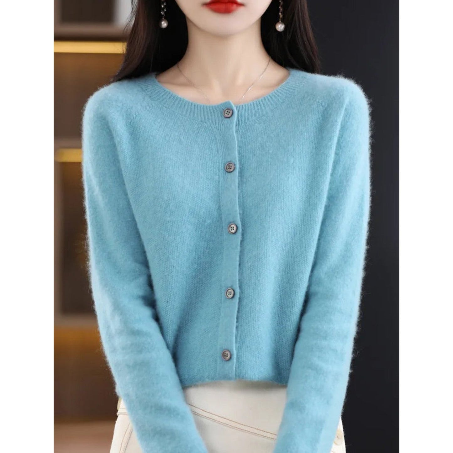 Damen Strickjacke, hellblau, Knopfleiste, weiches Material, modisch, elegant, Herbstmode.