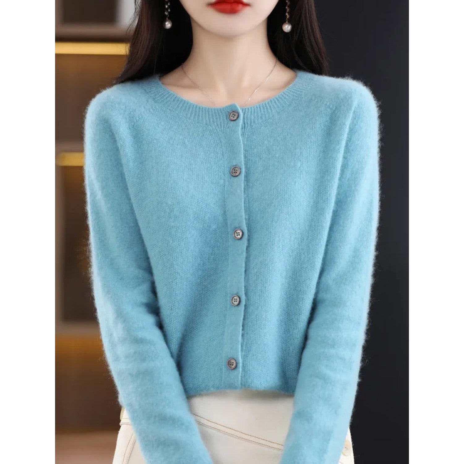 Damen Strickjacke, hellblau, Knopfleiste, weiches Material, modisch, elegant, Herbstmode.