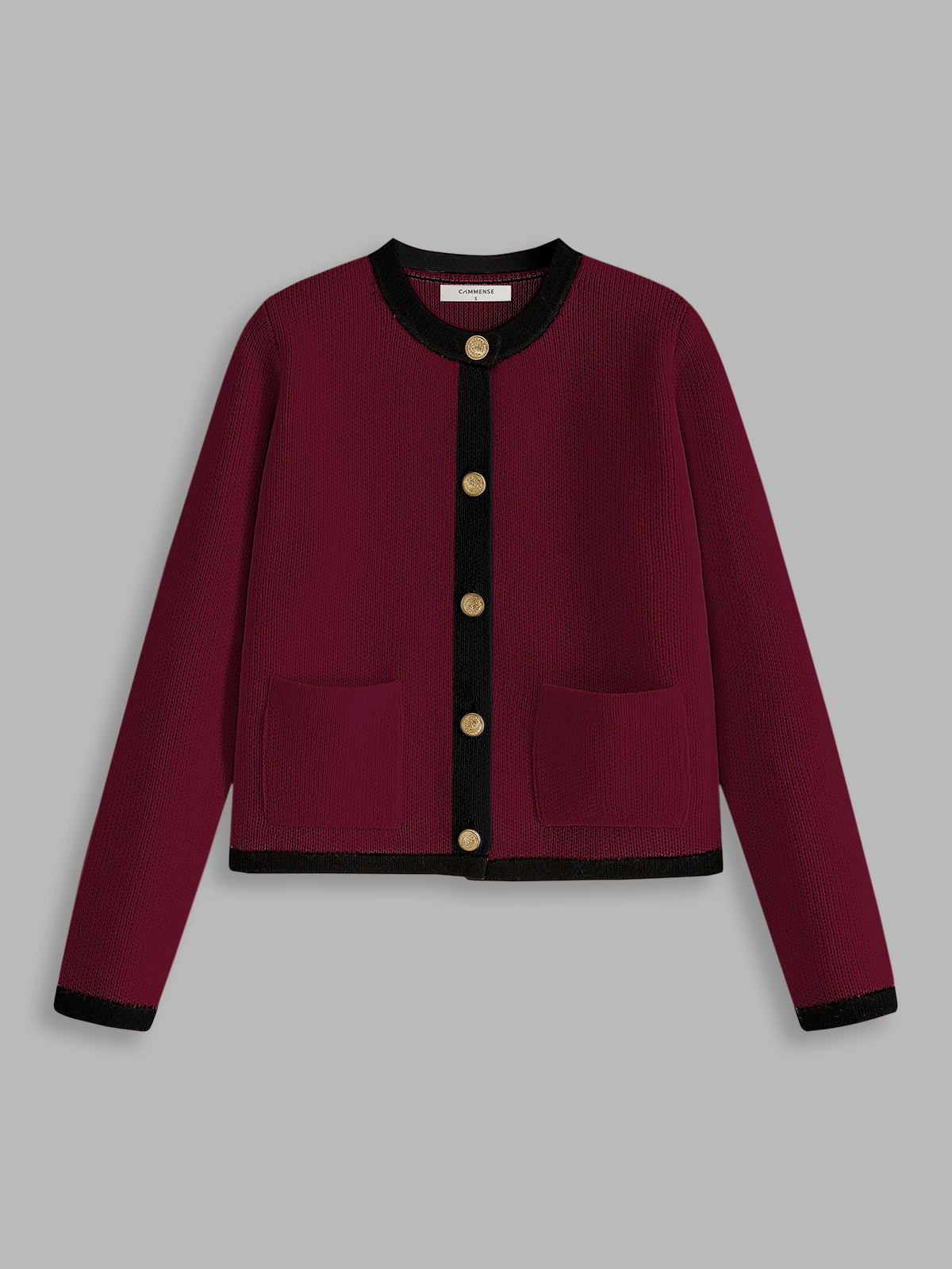 Bordeauxrote Strickjacke mit schwarzen Details und goldenen Knöpfen, Damenmode, elegant.