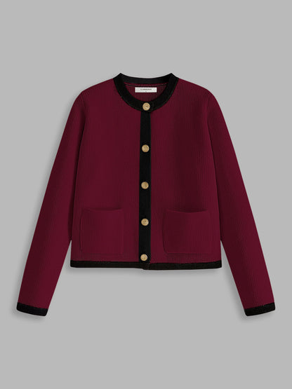 Bordeauxrote Strickjacke mit schwarzen Details und goldenen Knöpfen, Damenmode, elegant.