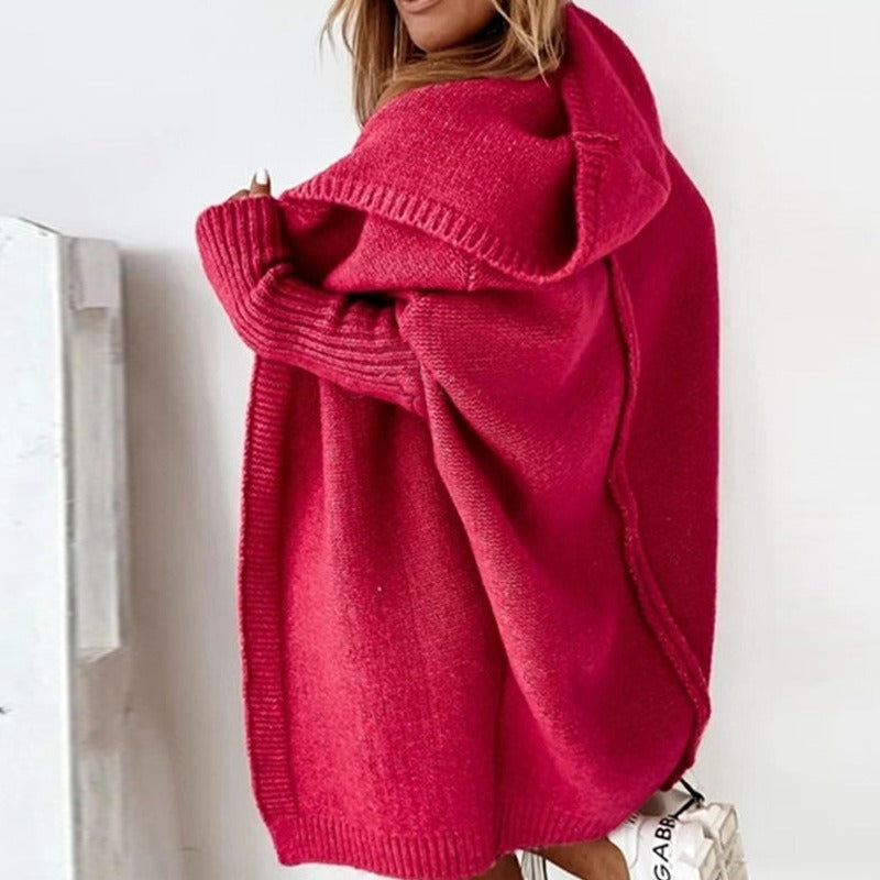 Frau in rotem Strickmantel, Kapuze, lässig, modisch, Herbstmode, Damenbekleidung.