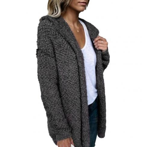 Frau trägt grauen Strick-Cardigan mit Kapuze, lässiger Stil, gemütliche Damenmode.
