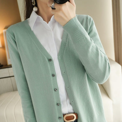 Damen Strickjacke mintgrün, V-Ausschnitt, Knopfleiste, über weißer Bluse, eleganter Look.
