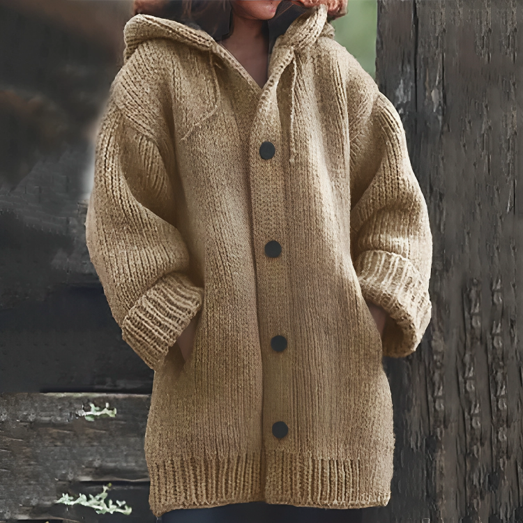 Frau in beigem Strickmantel mit Kapuze und Knöpfen, gemütliche Herbstmode, Damenbekleidung.