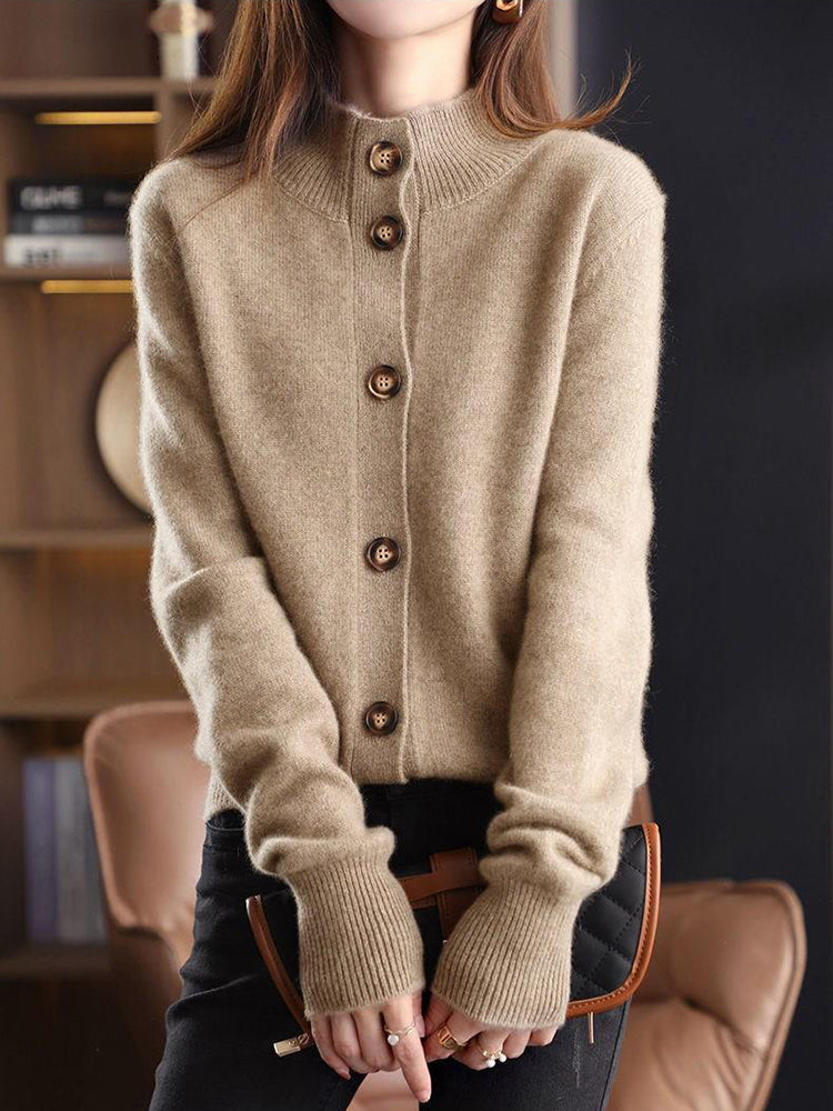 Frau trägt beige Strickjacke mit Knöpfen, modisch, warm, Damenmode, Herbstkleidung.