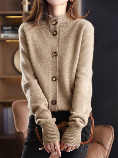 Damen Strickjacke beige, Knopfleiste, weiches Material, modisch, Herbstmode, elegant.